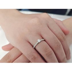 Solitario "Bridge" Diamante GIA da 0.30ct Contorno Griffato Platino foto indossata