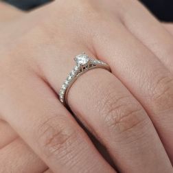 Solitario "Bridge" Diamante GIA da 0.30ct Contorno Griffato Platino foto indossata