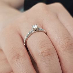 Solitario "Bridge" Diamante GIA da 0.30ct Contorno Griffato Platino foto indossata