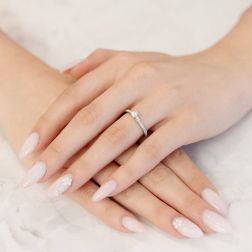 Solitario "Bridge" Diamante GIA da 0.19ct Contorno Griffato Platino foto indossata