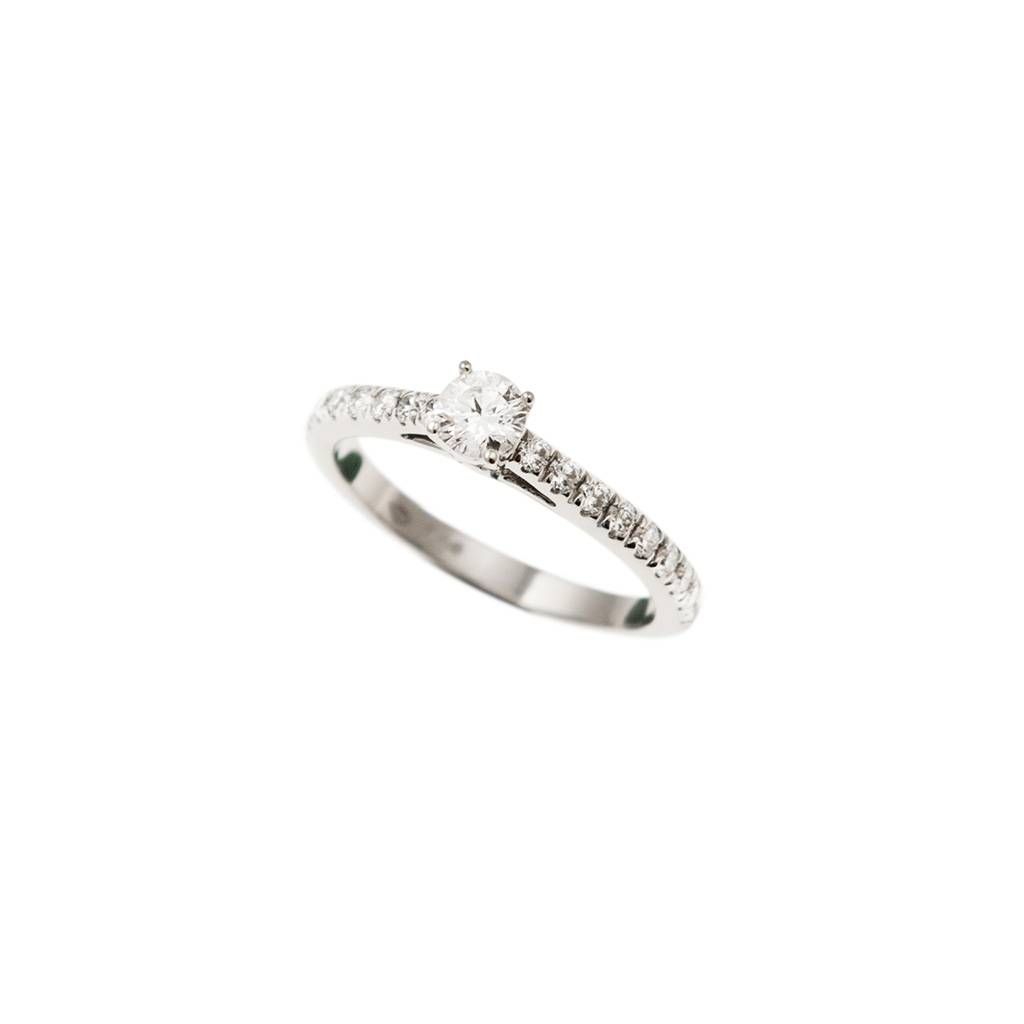 Solitario "Bridge" Diamante GIA da 0.30ct Contorno Griffato Platino