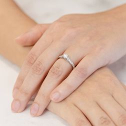 Solitario "Bridge" Diamante GIA da 0.38ct Contorno Griffato Platino foto indossata