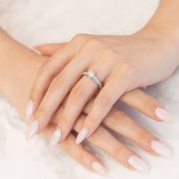 Solitario "Bridge" Diamante GIA da 0.70ct Contorno Sgriffato Platino foto indossato