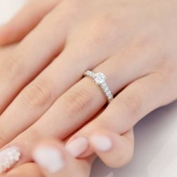 Solitario "Bridge" Diamante GIA da 0.70ct Contorno Sgriffato Platino foto indossato