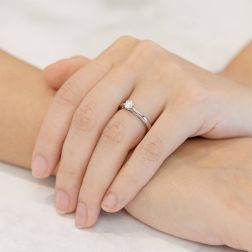 Solitario "Blossom" Diamante GIA da 0.40ct Platino foto indossata