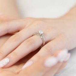 Photo of worn Solitaire "Blossom" 1.00ct GIA Diamond Platinum