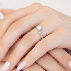 Photo of worn Solitaire "Blossom" 0.54ct GIA Diamond Platinum