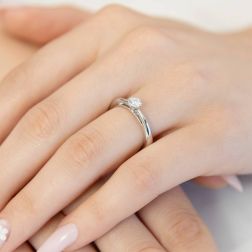 Solitario "Blossom" Diamante GIA da 0.30ct Platino foto indossata