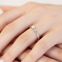 Photo of worn Solitaire "Blossom" 0.19ct GIA Diamond Platinum