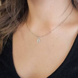 Ciondolo Lettera Iniziale "B" con Diamanti in Oro Bianco 18kt foto indossata