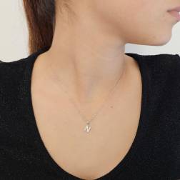 Ciondolo Lettera Iniziale "N" con Diamanti in Oro Bianco 18kt foto indossata