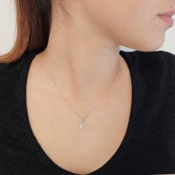 Ciondolo Lettera Iniziale "V" con Diamanti in Oro Bianco 18kt foto indossata