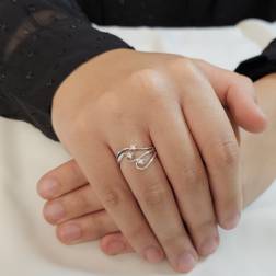Anello Trilogy in Oro Bianco e Diamanti con tre fili intrecciati foto indossata