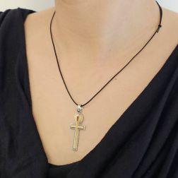 Croce Egizia del Nilo "Ankh" in Oro Bianco Lucido e Giallo Satinato foto indossata