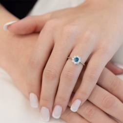 Solitario Fiore con Diamante Blu e 8 Diamanti Oro Bianco foto indossata