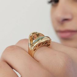 Anello Design "Sogno di Mezza Estate" Oro Giallo con Topazio Citrino e Azzurro foto indossata