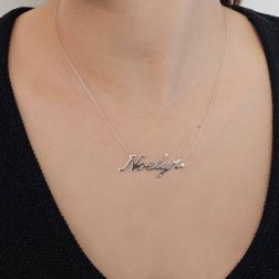 Collana con nome Noelyn in Oro Bianco con Diamante (Pezzo Unico) foto indossata