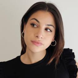 Orecchini Boccole con mezzo giro di Diamanti in Platino foto indossata