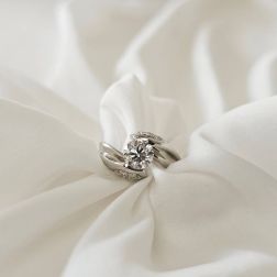 Anello Solitario Contornato "Louvre" doppio Diamante in Platino