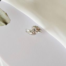 Anello Solitario Contornato "Louvre" doppio Diamante in Platino