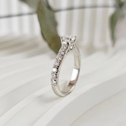 Solitario "Bridge" Diamante GIA da 0.53ct Contorno Griffato Platino