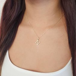 Ciondolo Lettera Iniziale "N" Stampatello con Zirconi in Oro Giallo Indossata
