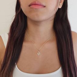 Ciondolo Lettera Iniziale "W" Stampatello con Zirconi in Oro Bianco Indossata