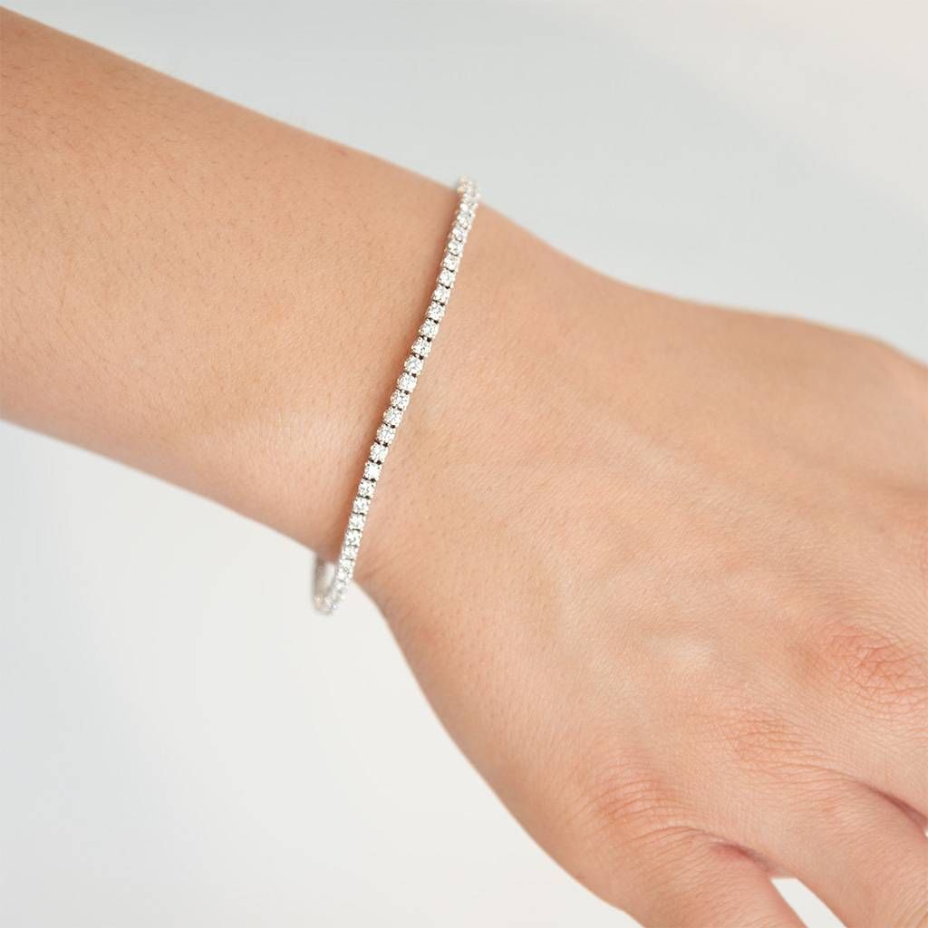 Photo of worn Diamond Tennis Bracelet 17cm x 2,4mm