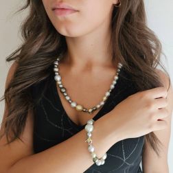 Collana Perle irregolari Australiane e Tahiti foto indossata con bracciale