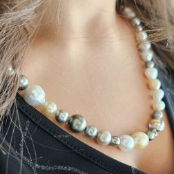 Collana Perle irregolari Australiane e Tahiti foto indossata