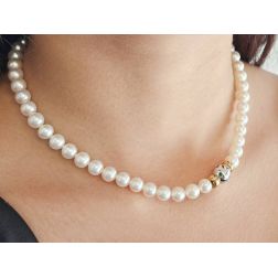 Collana Perle Akoya chiusura a sfera 9 Smeraldi foto indossata