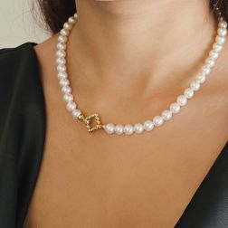 Collana Perle Akoya con chiusura a Rombo Intrecciato in Oro Giallo foto indossata