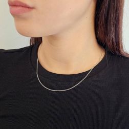 Collana Rolò ovale 45cm x 1.30mm - Platino indossata