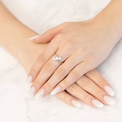 Foto Indossata Anello Trilogy Obliquo da 0,82ct Diamanti Certificati GIA - Platino foto indossata