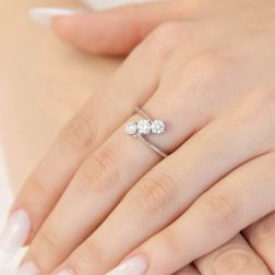 Photo of worn 0,82ct GIA Certificate Diamonds Oblique Trilogy Ring in Platinum