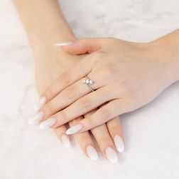 Photo of worn 0,64ct GIA Certificate Diamonds Oblique Trilogy Ring in Platinum