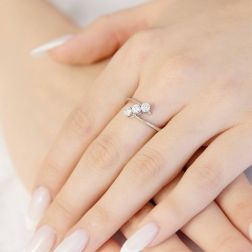 Photo of worn 0,64ct GIA Certificate Diamonds Oblique Trilogy Ring in Platinum