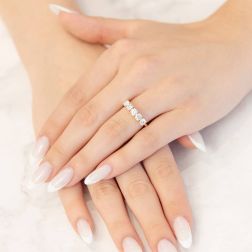 Foto Indossata Veretta 5 Diamanti Certificati GIA da 0.24ct e 0.25ct - Larghezza 4.50mm - Oro Rosa foto indossata