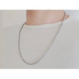 Collana 60cm a catena tubolare tipo spago semirigida Oro Bianco indossata