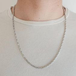 Collana 60cm a catena tubolare tipo spago semirigida Oro Bianco indossata