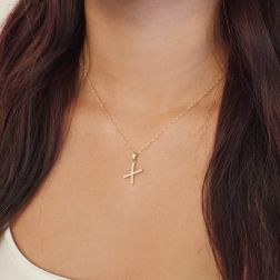 Ciondolo Lettera Iniziale "X" Stampatello con Zirconi in Oro Giallo Indossata