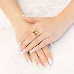 Anello Fancy, Peridoto Topazio e Rodolite in Platino foto indossata