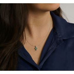 Ciondolo Croce Smeraldi - Larghezza 8.3mm foto indossata