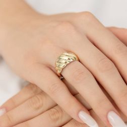 Anello super leggero a forma di Conchiglia in Oro Giallo foto indossata