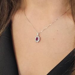 Ciondolo Kate Rubino Ottagonale 6x4mm contorno 10 Diamanti foto indossata