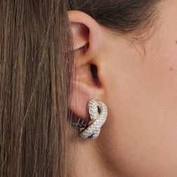 Orecchini Infinito pavè con 230 Diamanti in Oro Bianco foto indossata