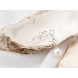 Tennis-style earrings with 14 diamonds and Australian pearls