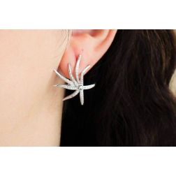 Orecchini Stelle Marine con Diamanti in Oro Bianco foto indossata