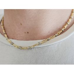 Girocollo 45cm Tubolare Occhio di pernice tonda rigata in Oro Giallo alternata con 2 occhielli in Bianco foto indossata