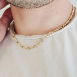 Girocollo 45cm Tubolare Occhio di pernice tonda rigata in Oro Giallo alternata con 2 occhielli in Bianco foto indossata